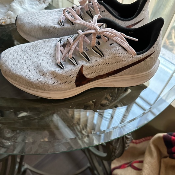 Nike - Picture 2 of 9